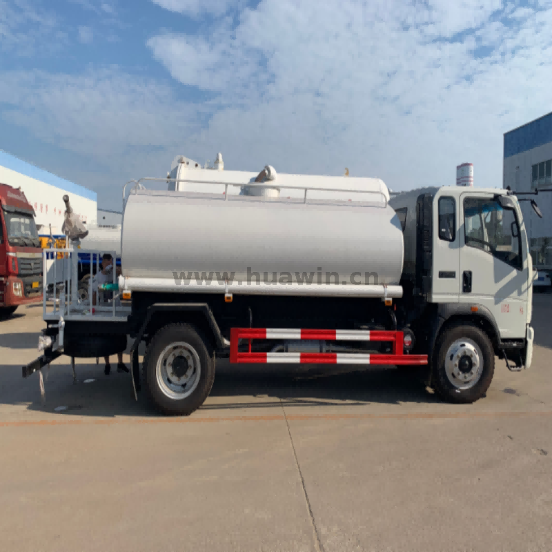 SINOTRUK HOWO 6 wheeler Water Tanker Truck 10,000 Liters