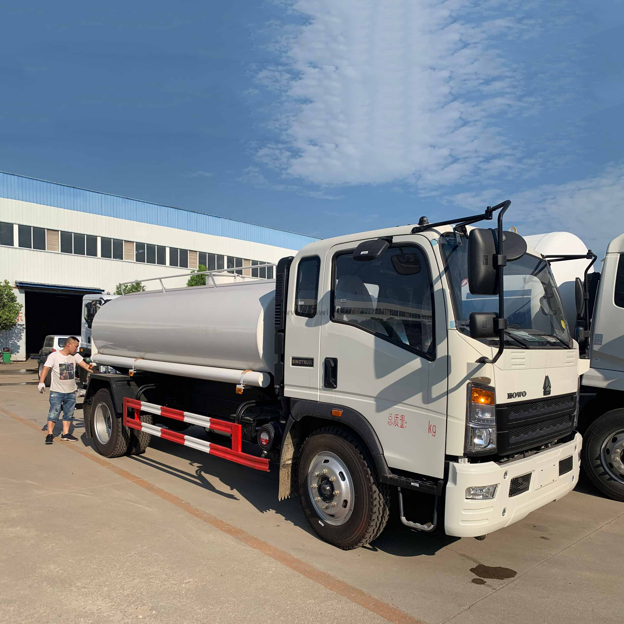 SINOTRUK HOWO 6 wheeler Water Tanker Truck 10,000 Liters