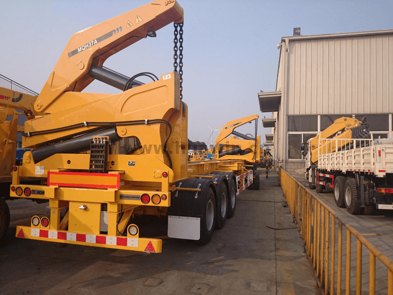 SINOTRUK 3 Axles 20GP/40HQ Side Crane Trailer