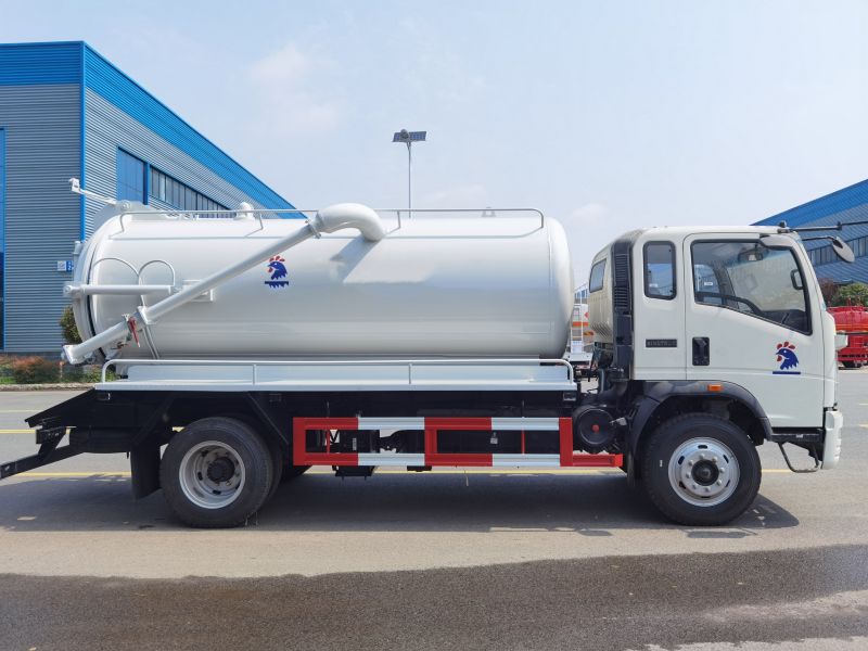 5000 Liters SINOTRUK HOWO 4X2 Sewage Suction Vacuum Tanks